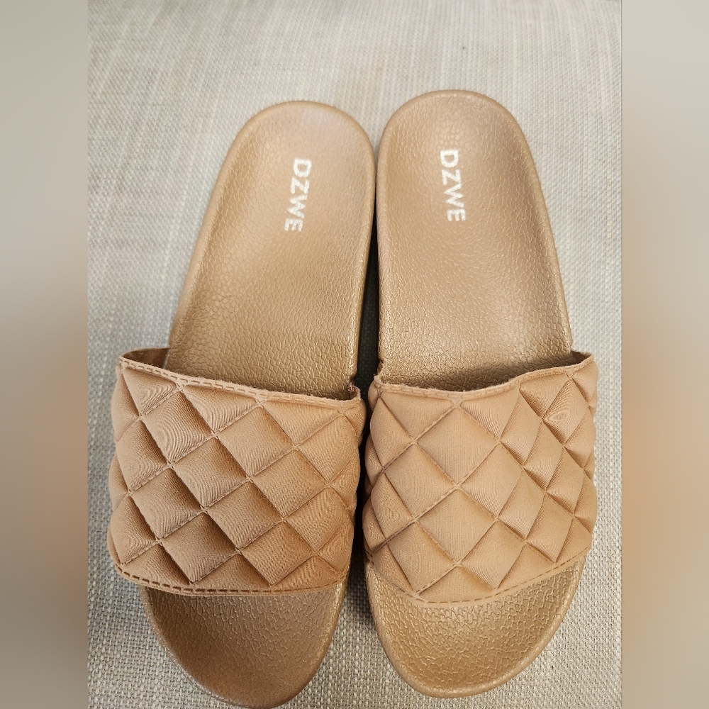 Tan Quilted Slippers with Plush Comfort 9. 5 Eu 40